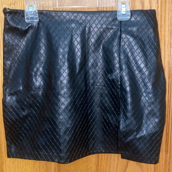 Black mini skirt with front slit - Picture 1 of 6